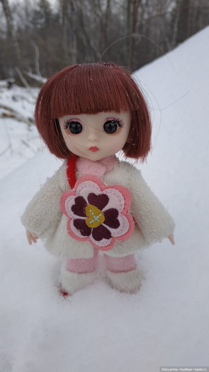 Глаша и Арина гуляют в лесу