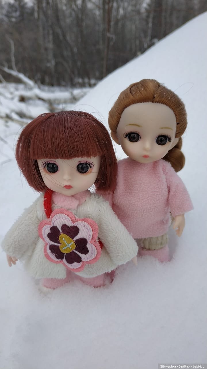 Глаша и Арина гуляют в лесу