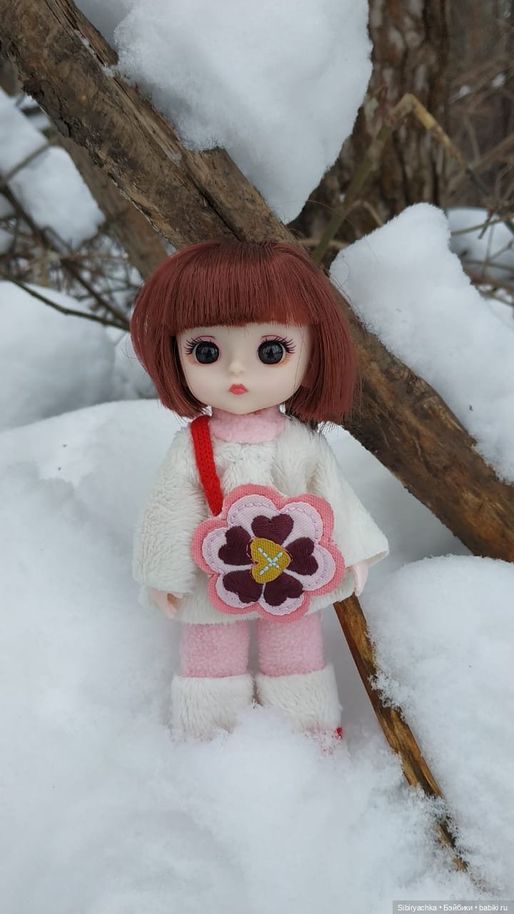 Глаша и Арина гуляют в лесу