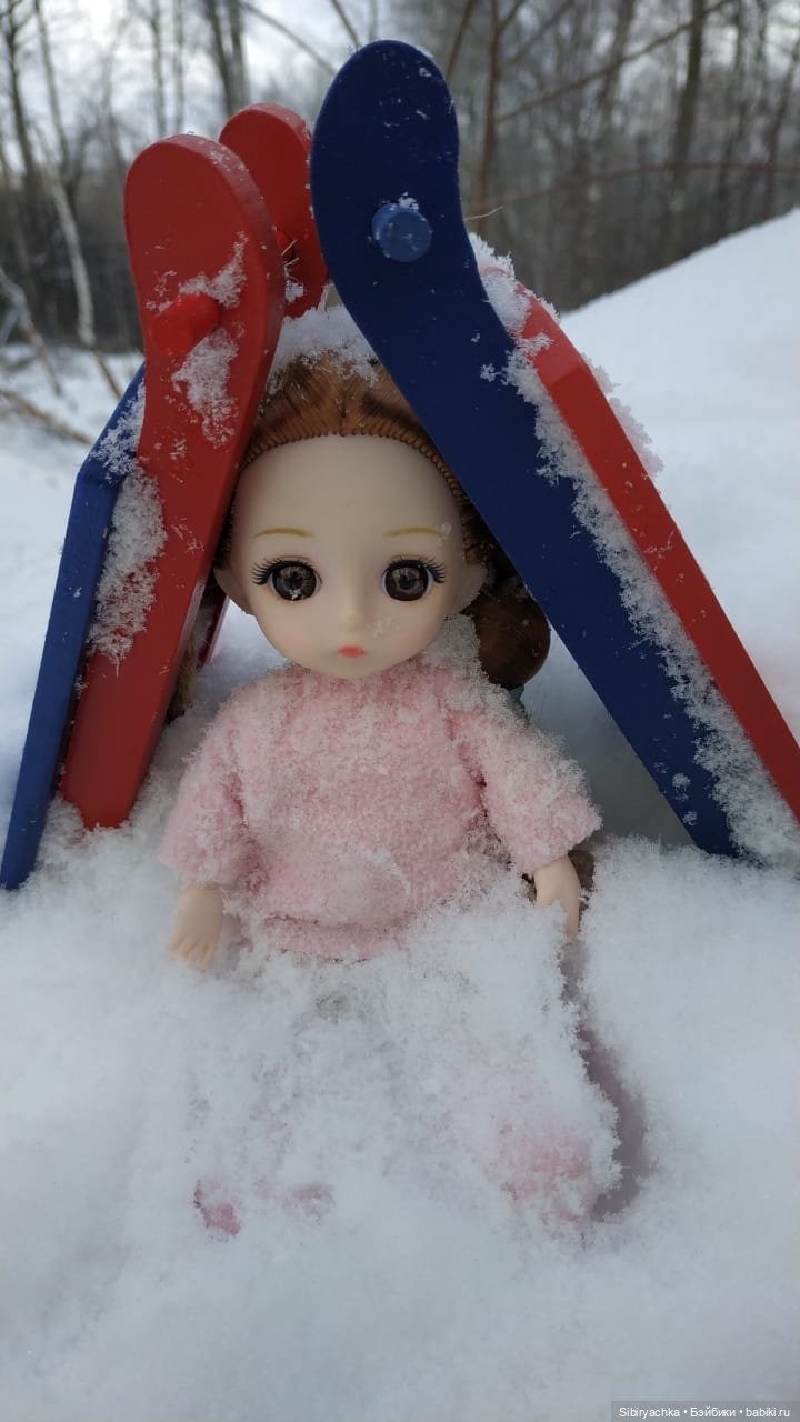 Глаша и Арина гуляют в лесу