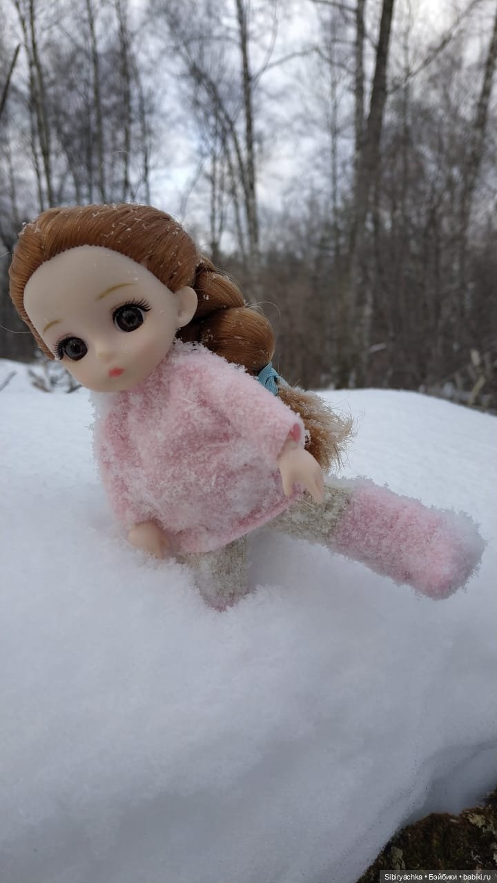 Глаша и Арина гуляют в лесу