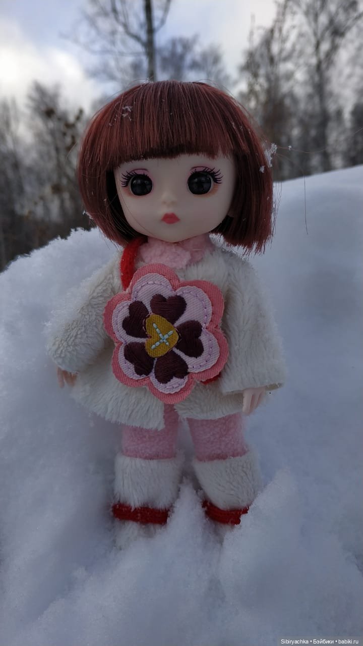 Глаша и Арина гуляют в лесу