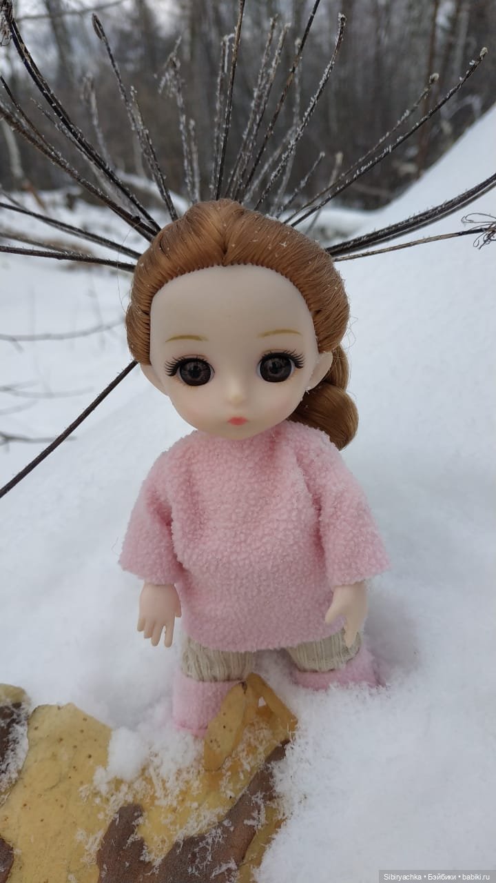 Глаша и Арина гуляют в лесу