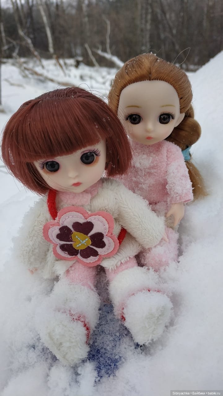 Глаша и Арина гуляют в лесу