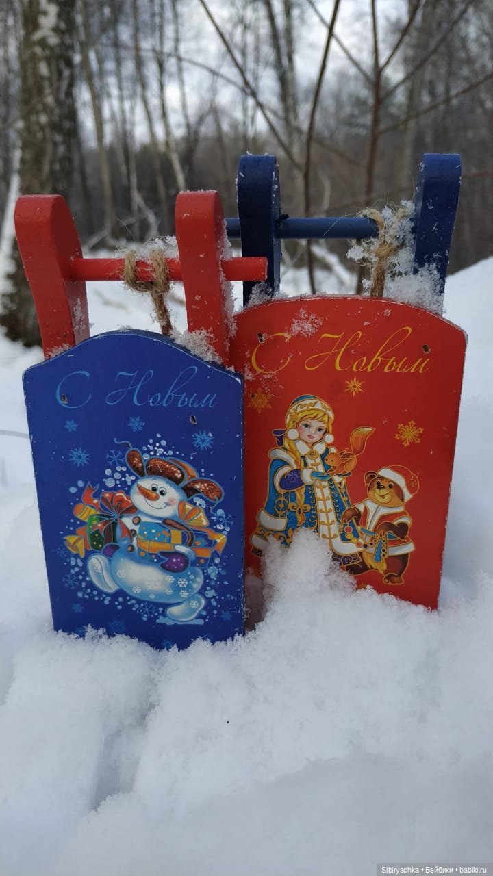 Глаша и Арина гуляют в лесу