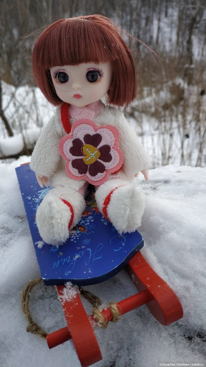 Глаша и Арина гуляют в лесу