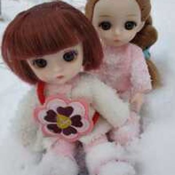 Глаша и Арина гуляют в лесу.