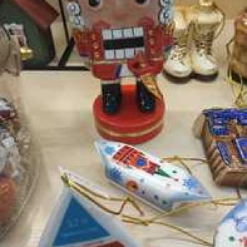 Василёк в сувенирной лавке.