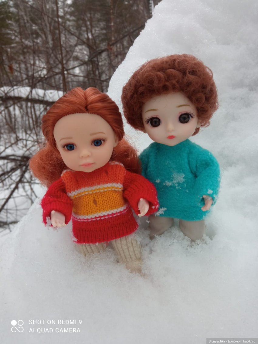 Василёк гуляет в лесу с Ариной и Лизой