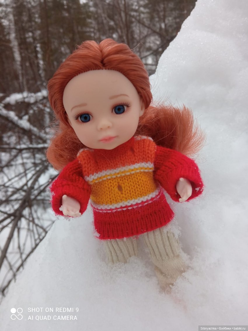 Василёк гуляет в лесу с Ариной и Лизой