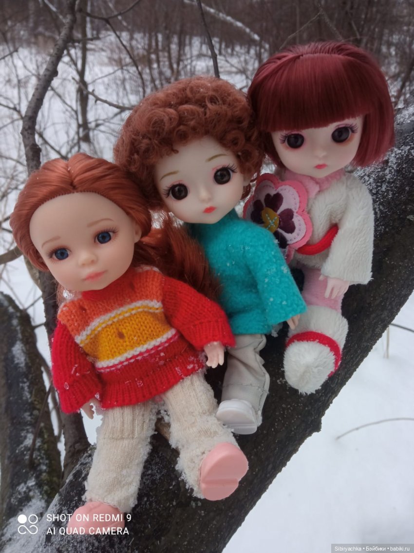 Василёк гуляет в лесу с Ариной и Лизой