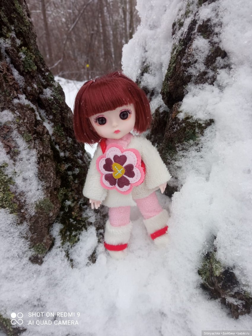 Василёк гуляет в лесу с Ариной и Лизой