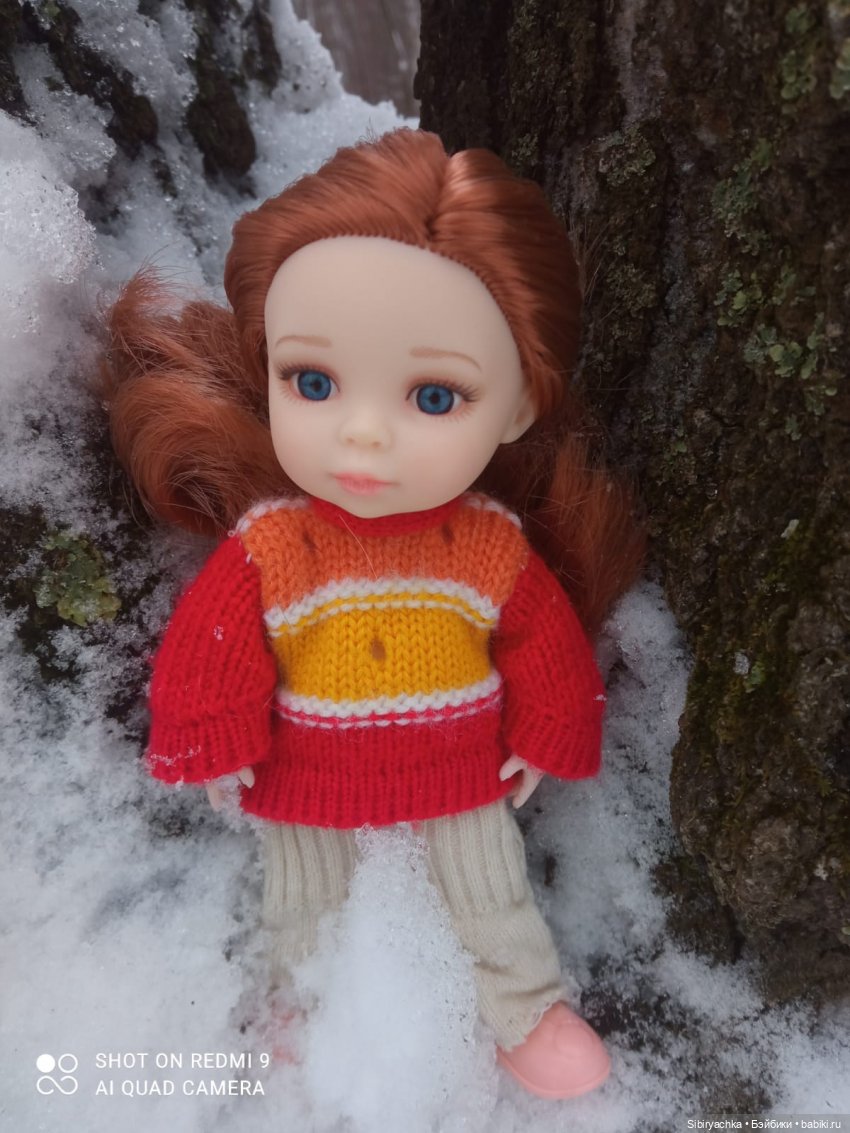 Василёк гуляет в лесу с Ариной и Лизой