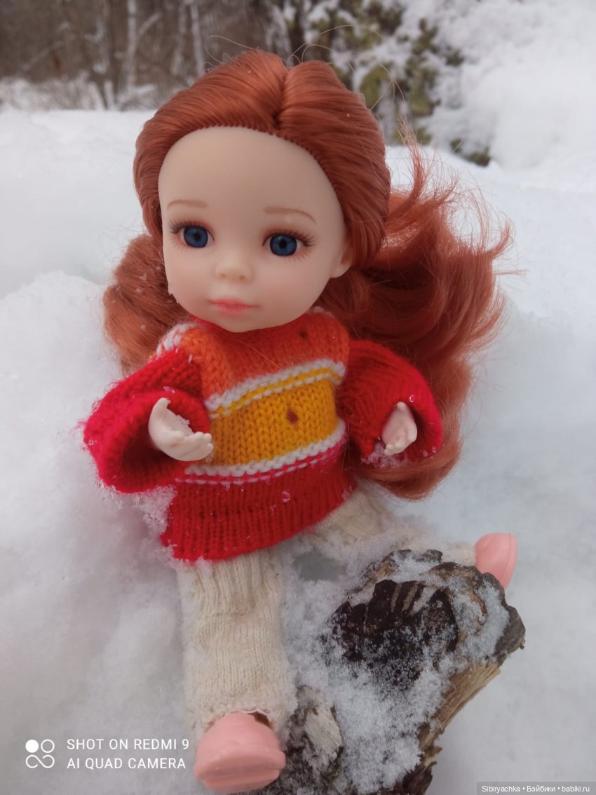 Василёк гуляет в лесу с Ариной и Лизой