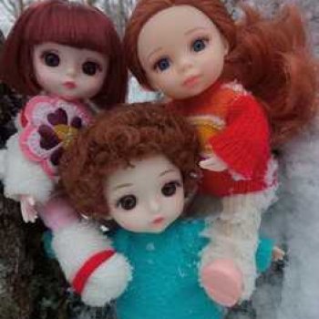 Василёк гуляет в лесу с Ариной и Лизой.