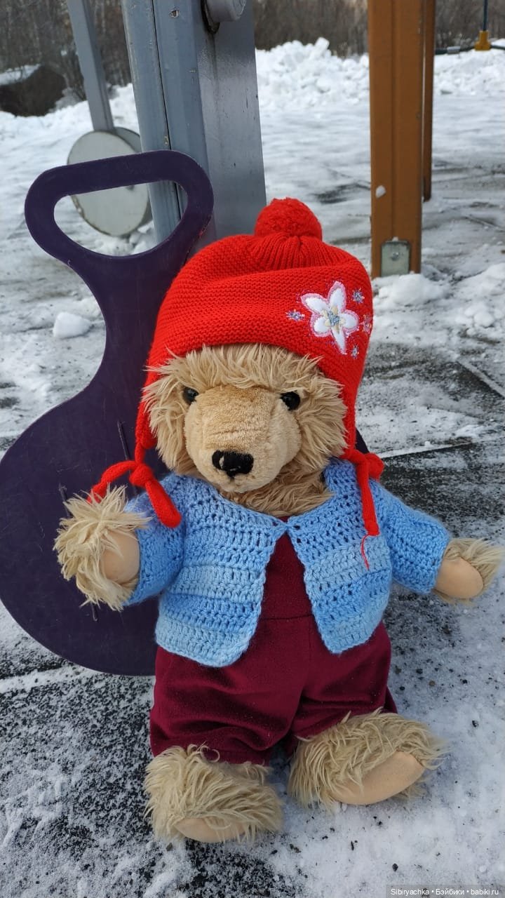 Медведь на детской площадке