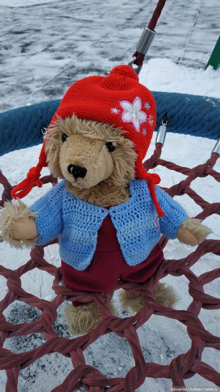 Медведь на детской площадке (фото 5)