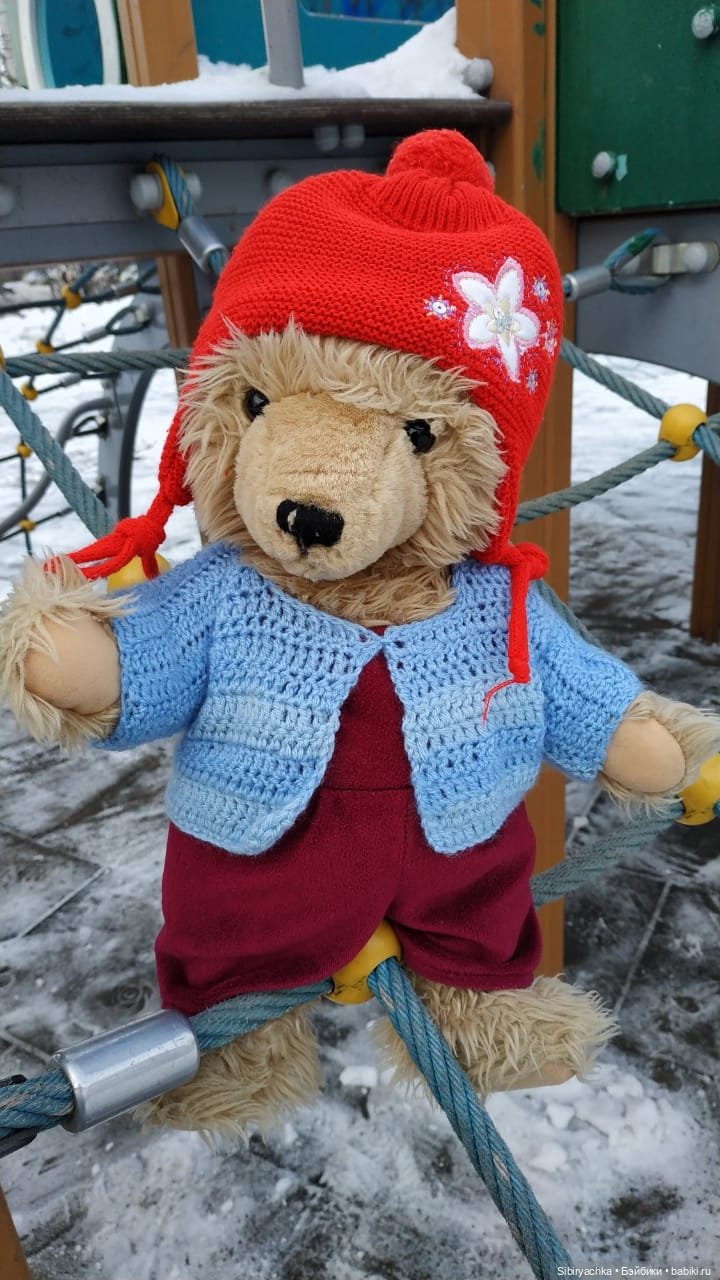 Медведь на детской площадке (фото 7)