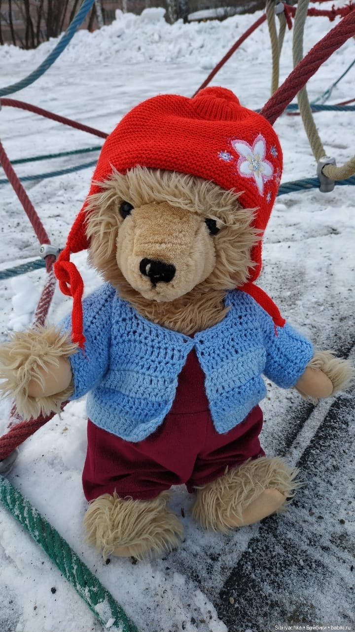 Медведь на детской площадке