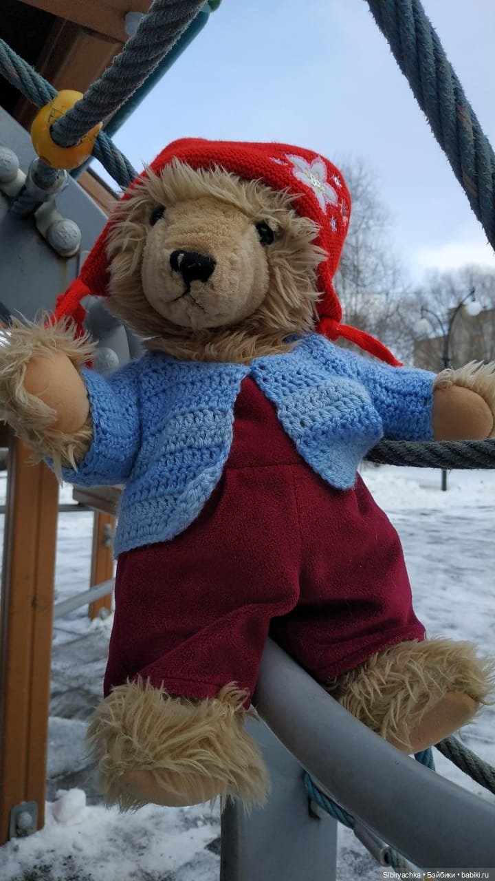 Медведь на детской площадке