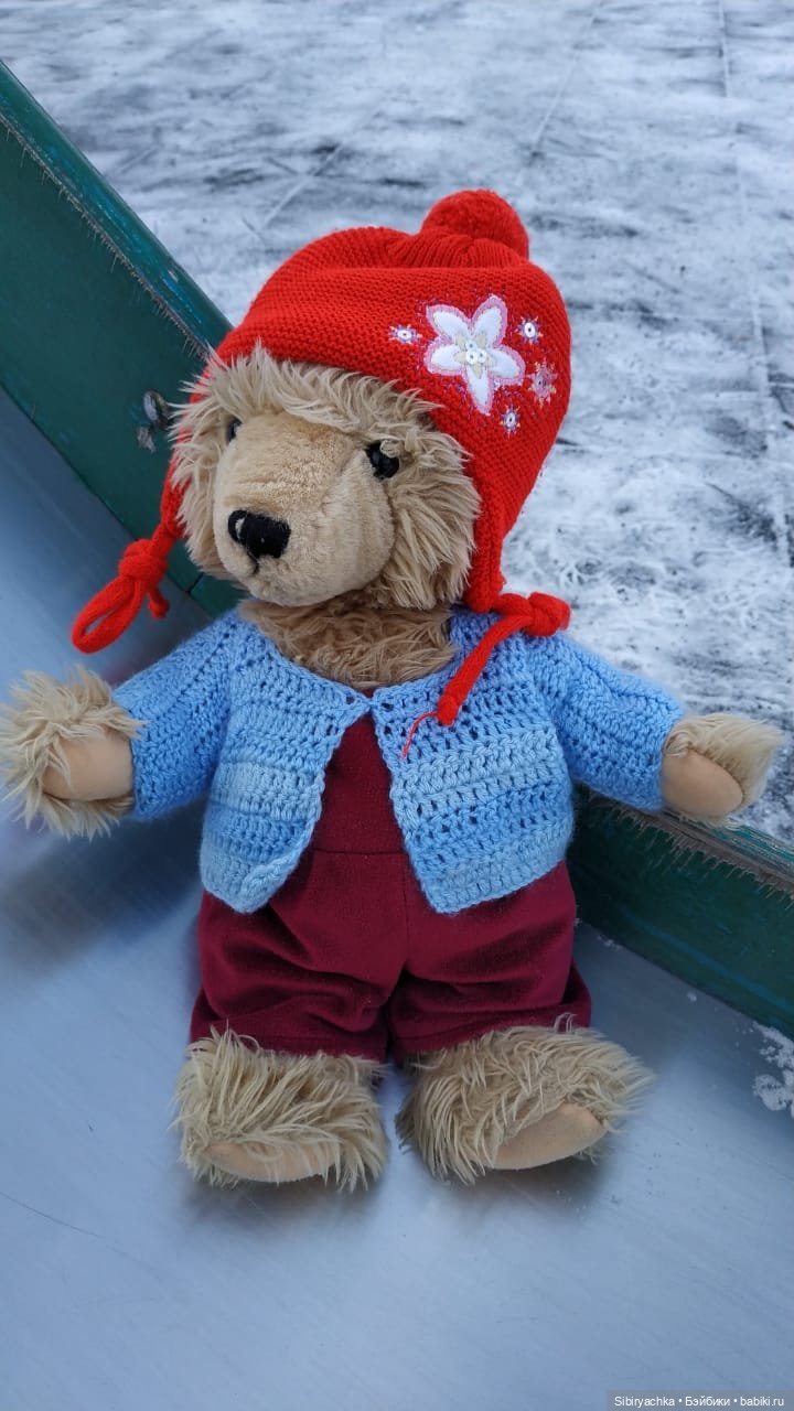 Медведь на детской площадке