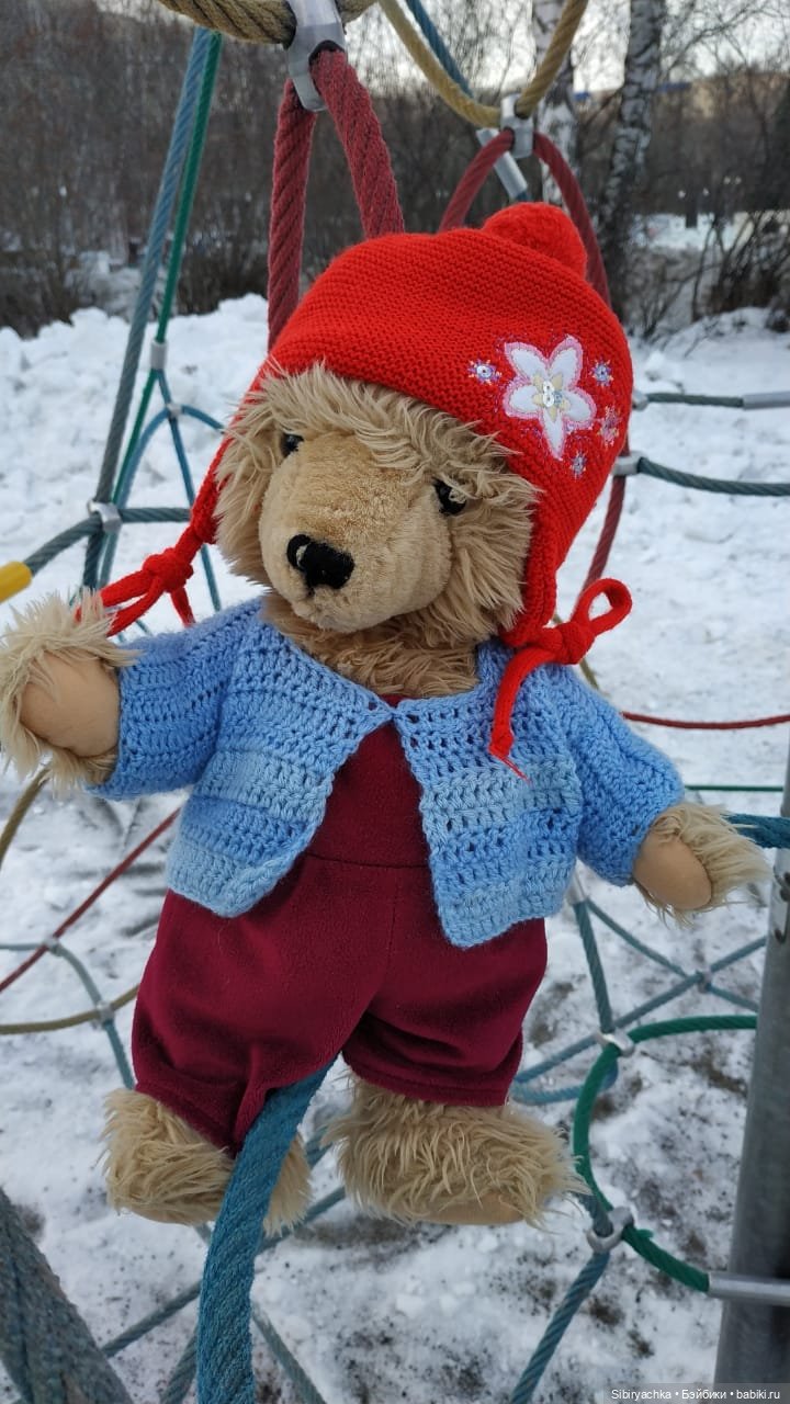 Медведь на детской площадке