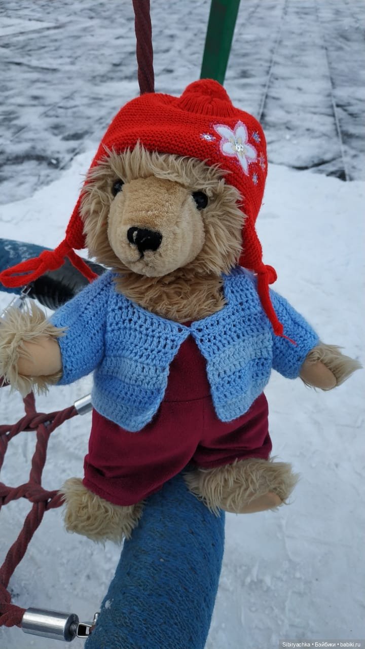 Медведь на детской площадке (фото 4)