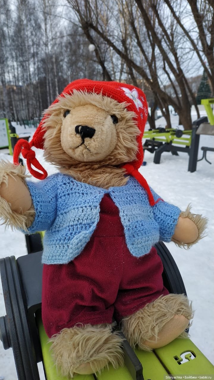 Медведь на детской площадке