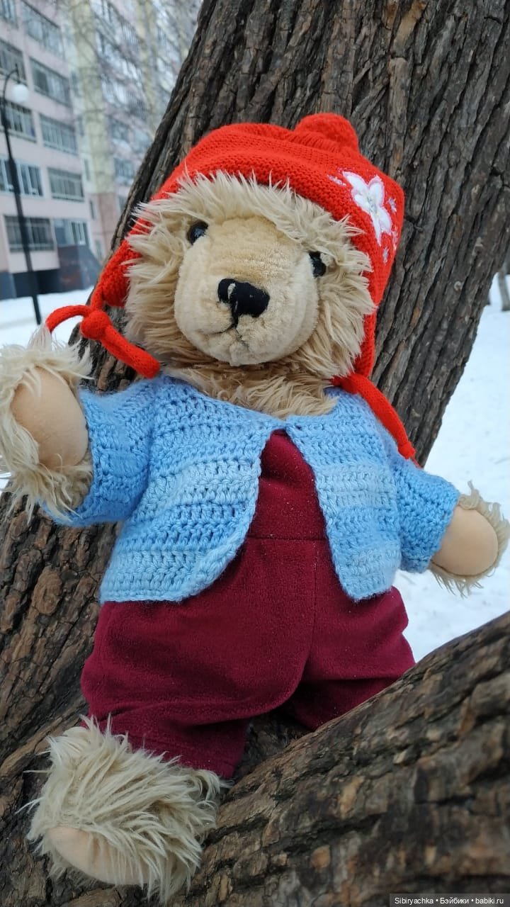 Медведь на детской площадке