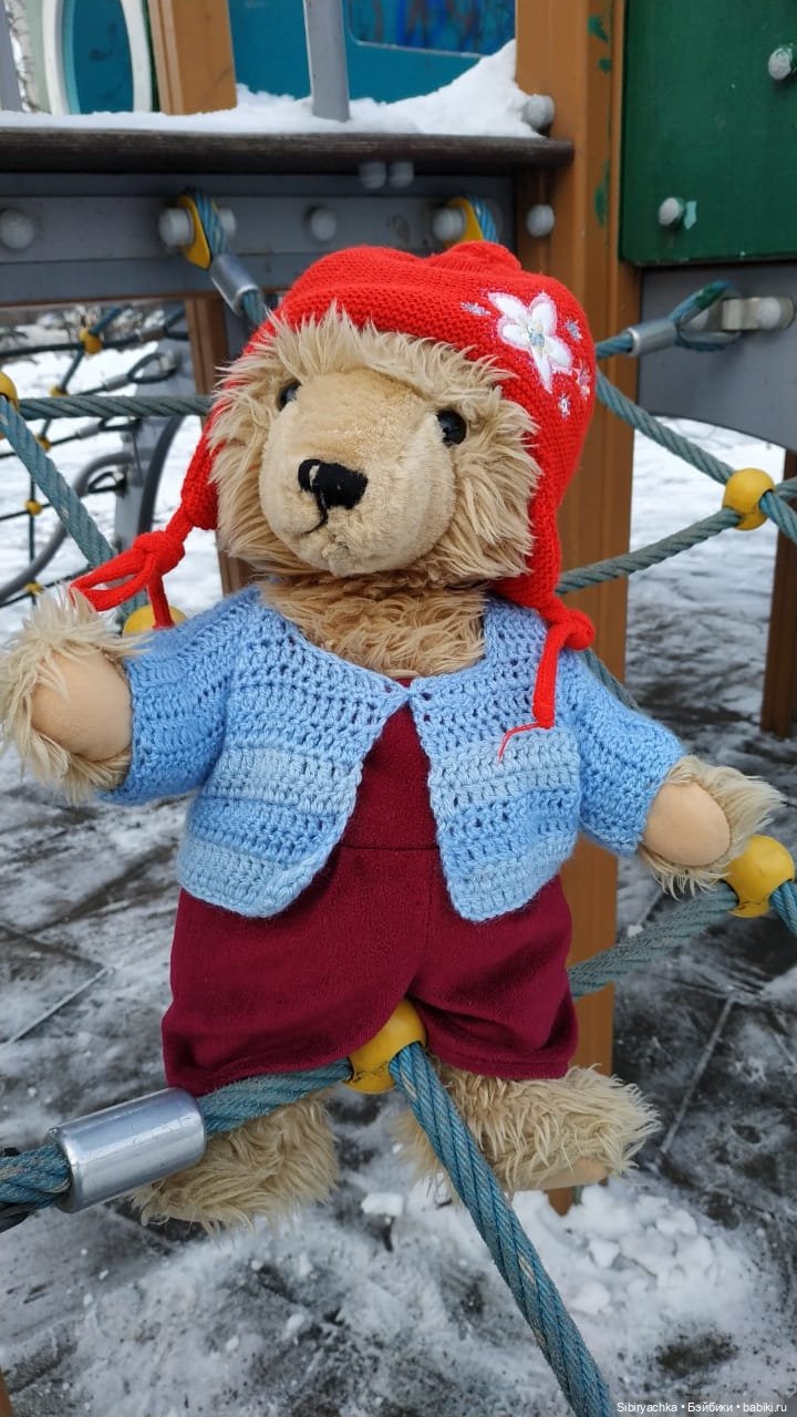 Медведь на детской площадке (фото 6)