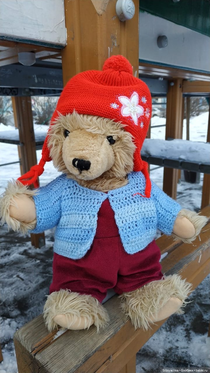 Медведь на детской площадке (фото 9)