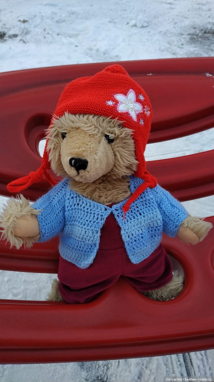 Медведь на детской площадке (фото 2)