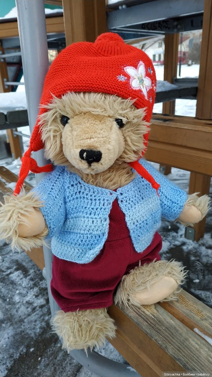 Медведь на детской площадке