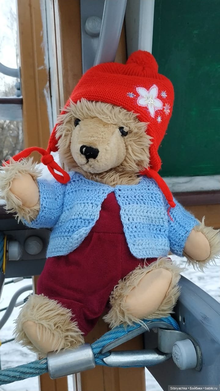 Медведь на детской площадке