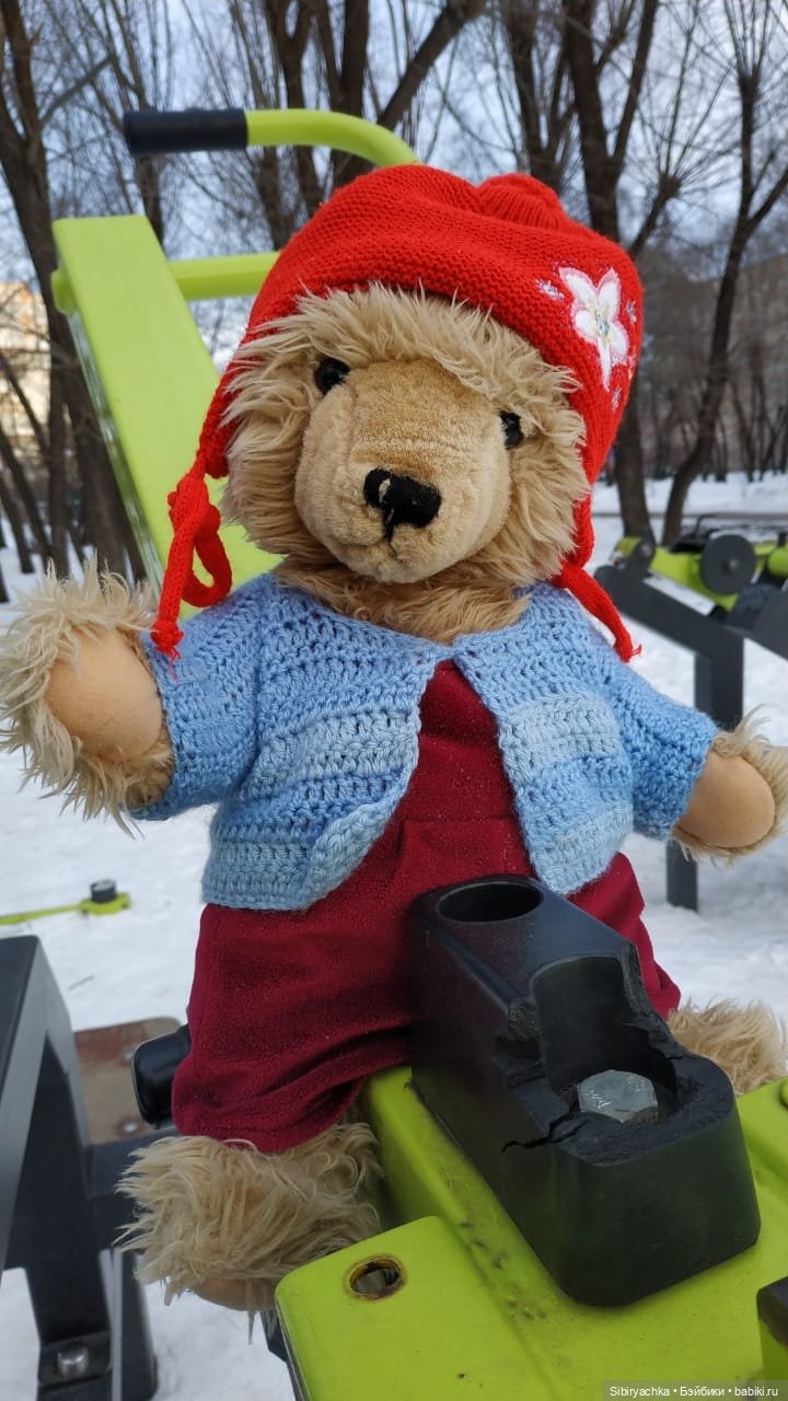 Медведь на детской площадке