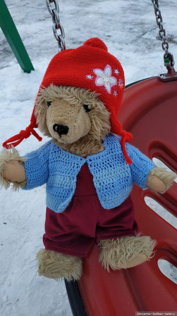 Медведь на детской площадке (фото 3)