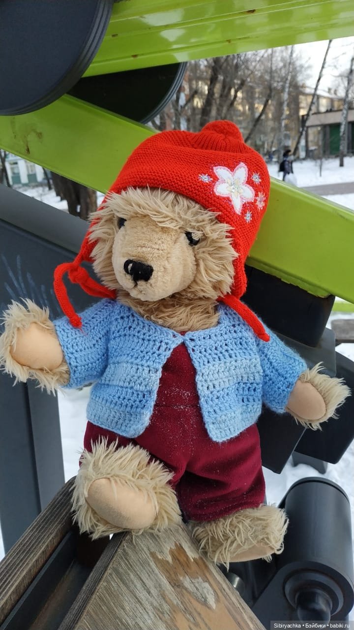 Медведь на детской площадке