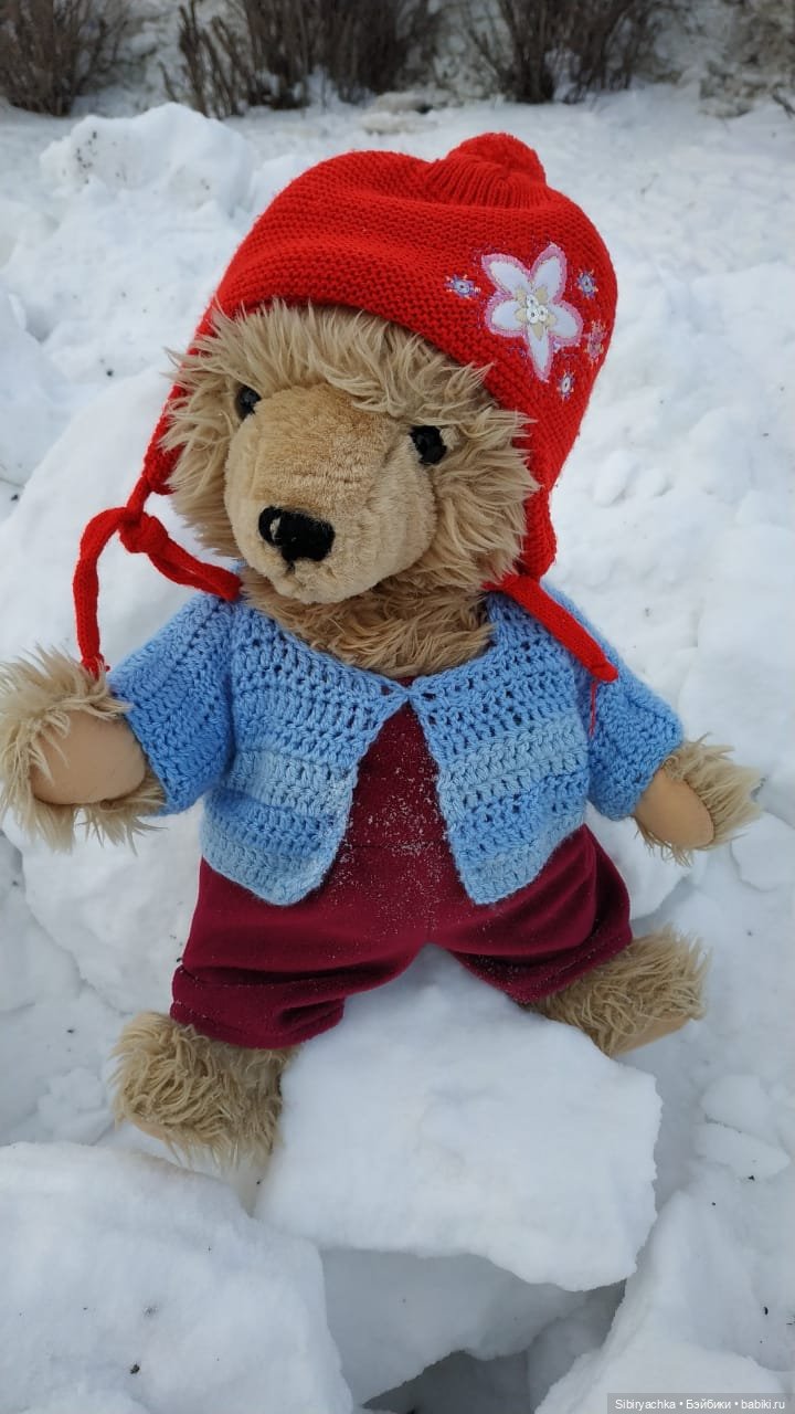 Медведь на детской площадке