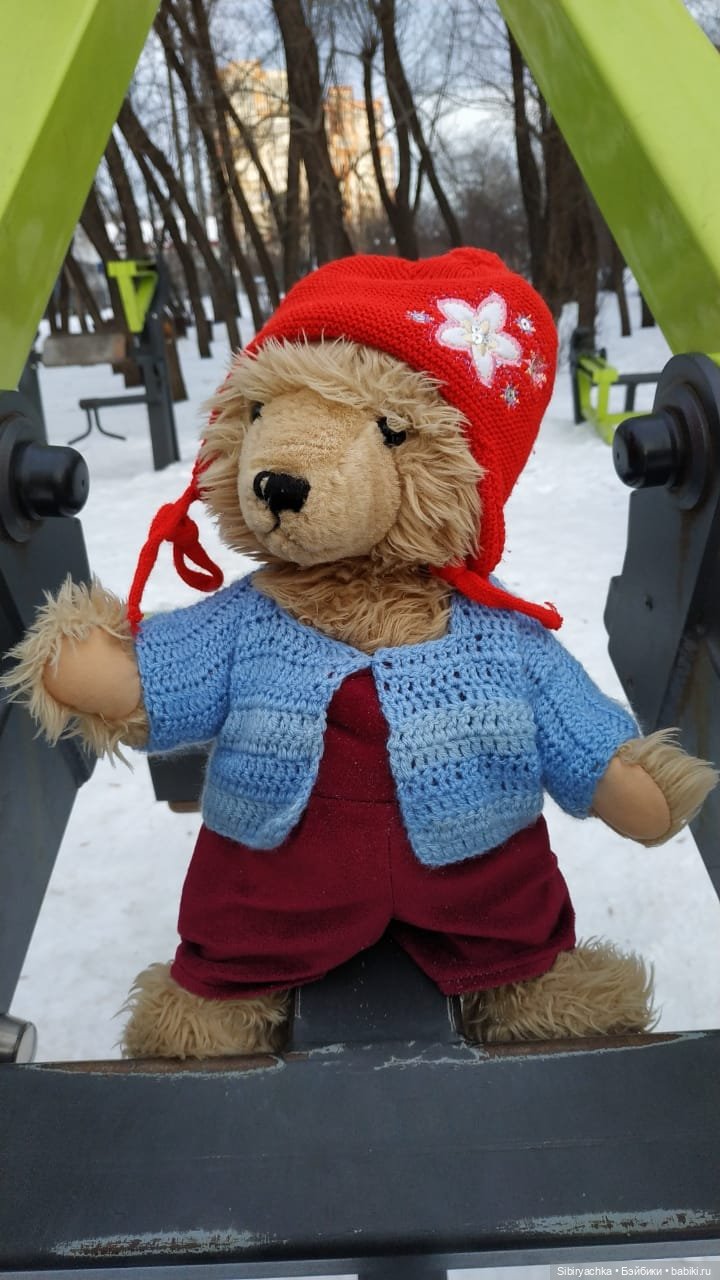 Медведь на детской площадке