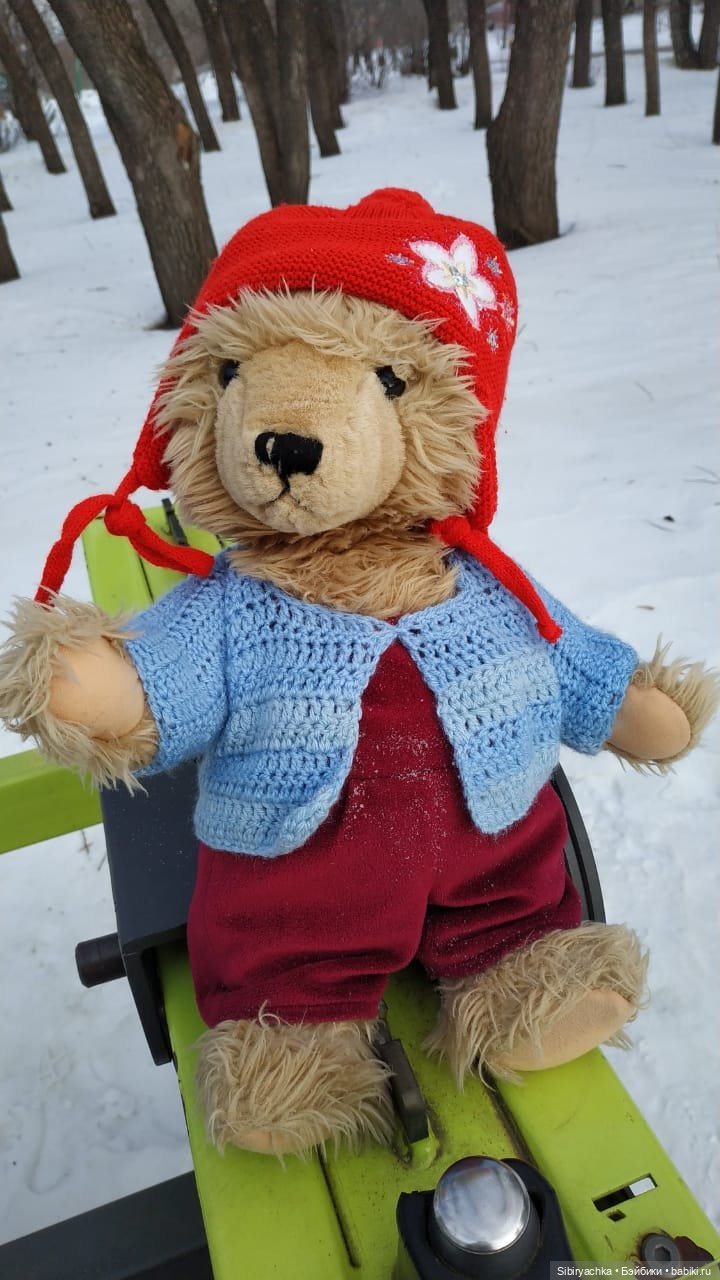 Медведь на детской площадке