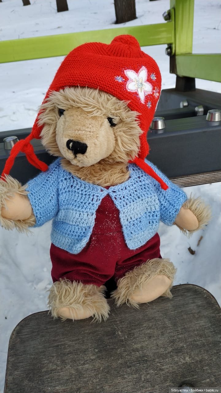 Медведь на детской площадке