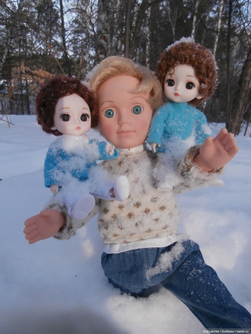 Прогулка Александра и близнецов Васи и Таси в лесу