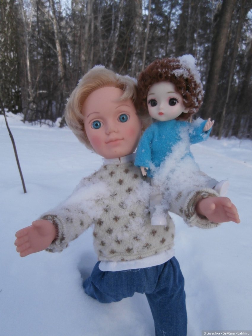 Прогулка Александра и близнецов Васи и Таси в лесу