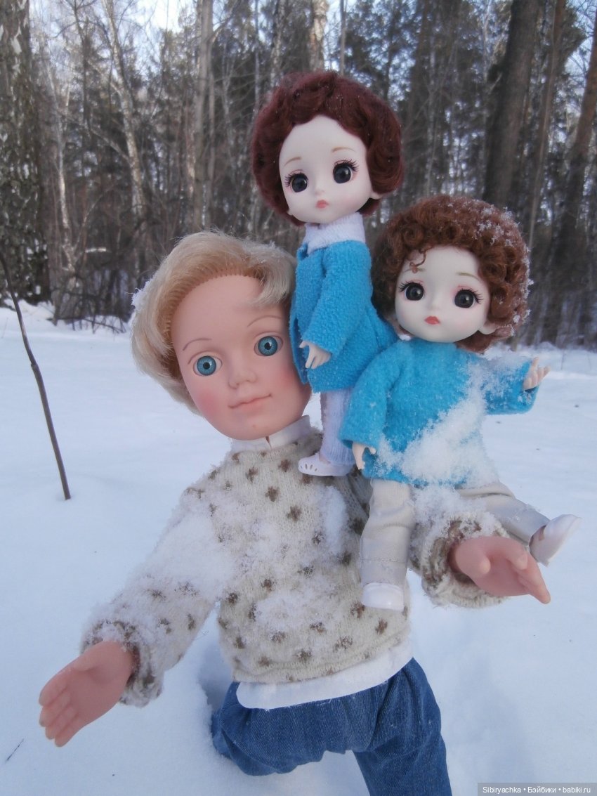 Прогулка Александра и близнецов Васи и Таси в лесу