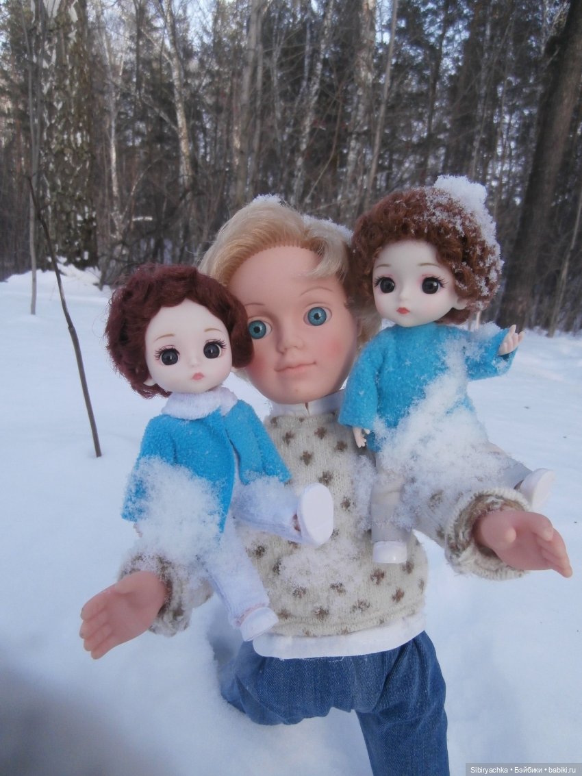 Прогулка Александра и близнецов Васи и Таси в лесу