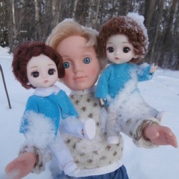 Прогулка Александра и близнецов Васи и Таси в лесу.