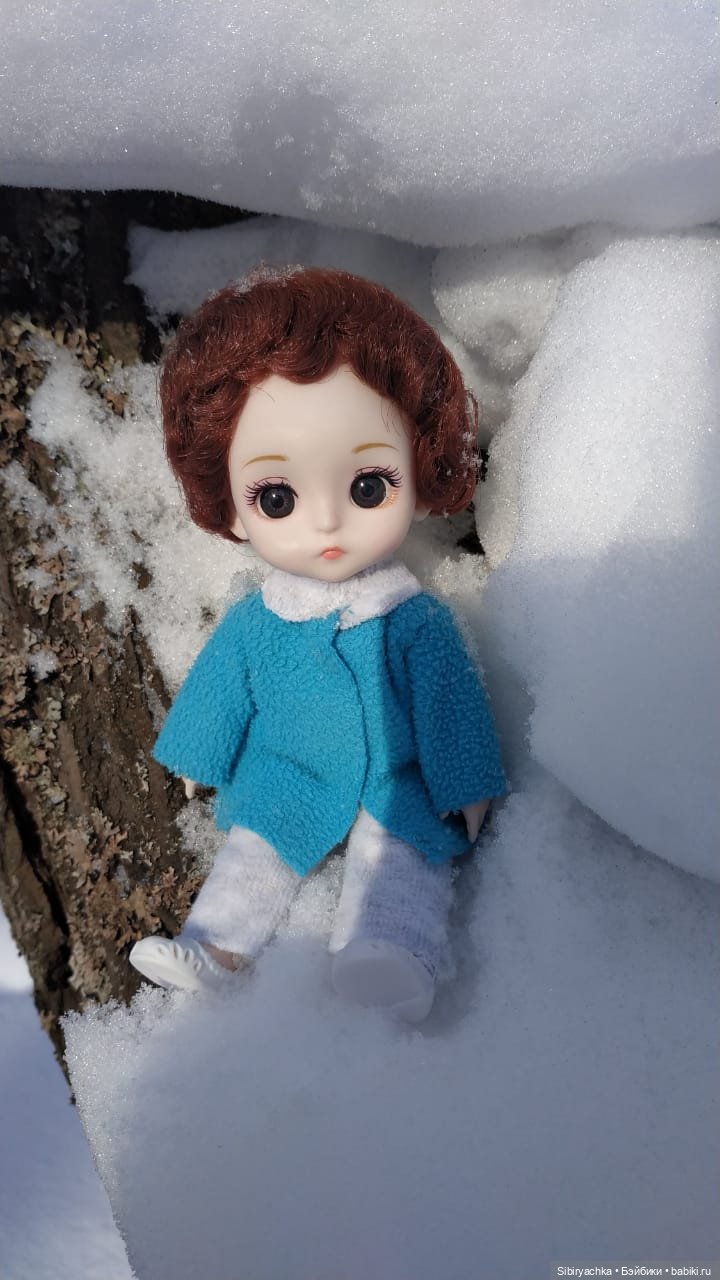 Близнецы Вася и Тася на прогулке в лесу