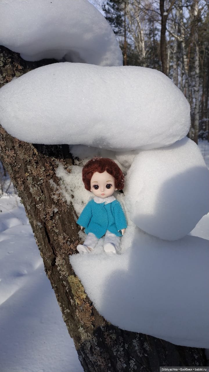 Близнецы Вася и Тася на прогулке в лесу