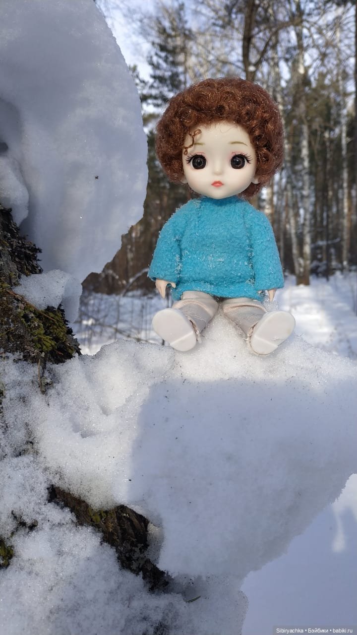 Близнецы Вася и Тася на прогулке в лесу