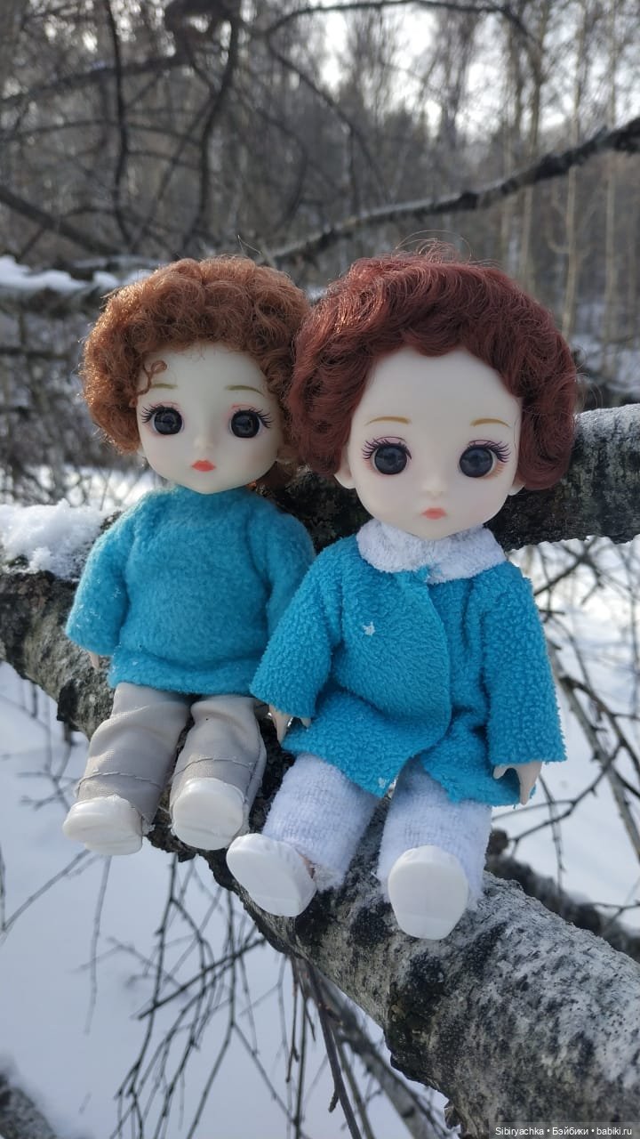 Близнецы Вася и Тася на прогулке в лесу